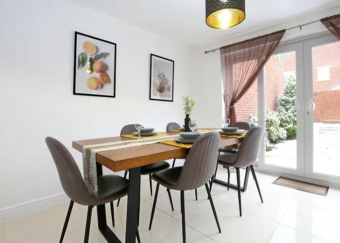 Detached 4 Bed-Ultrafast Wifi Garden Free Parking