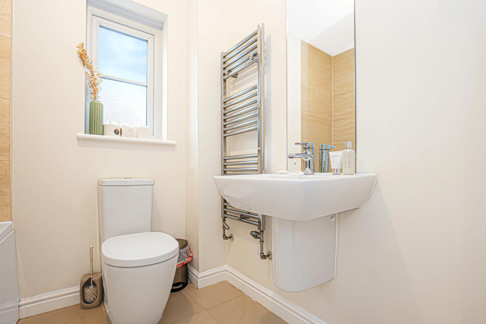 Holiday home Detached 4 Bed-ultrafast Wifi Garden Free Parking *